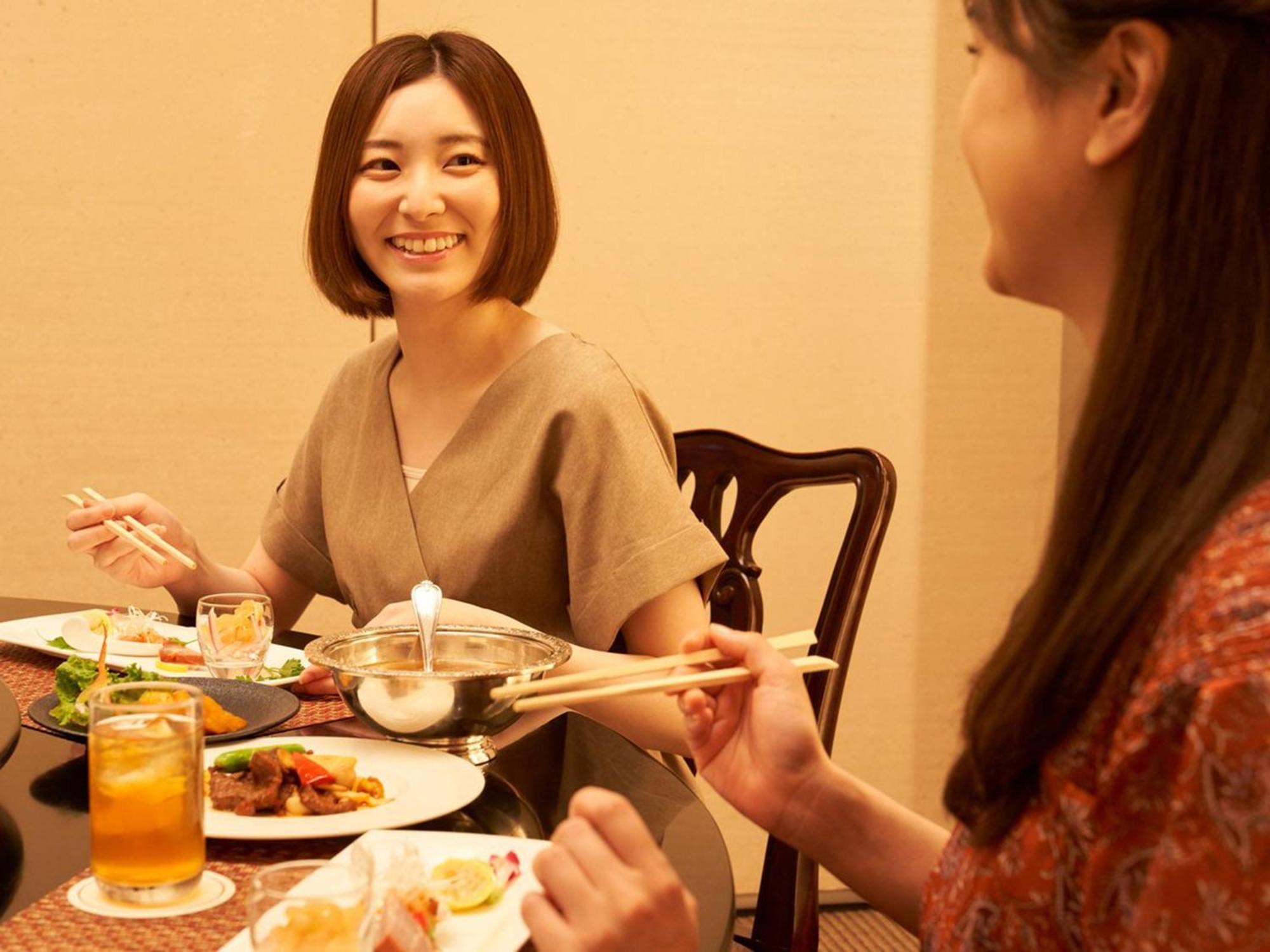 札幌王子酒店 外观 照片 Japanese women eating with chopsticks