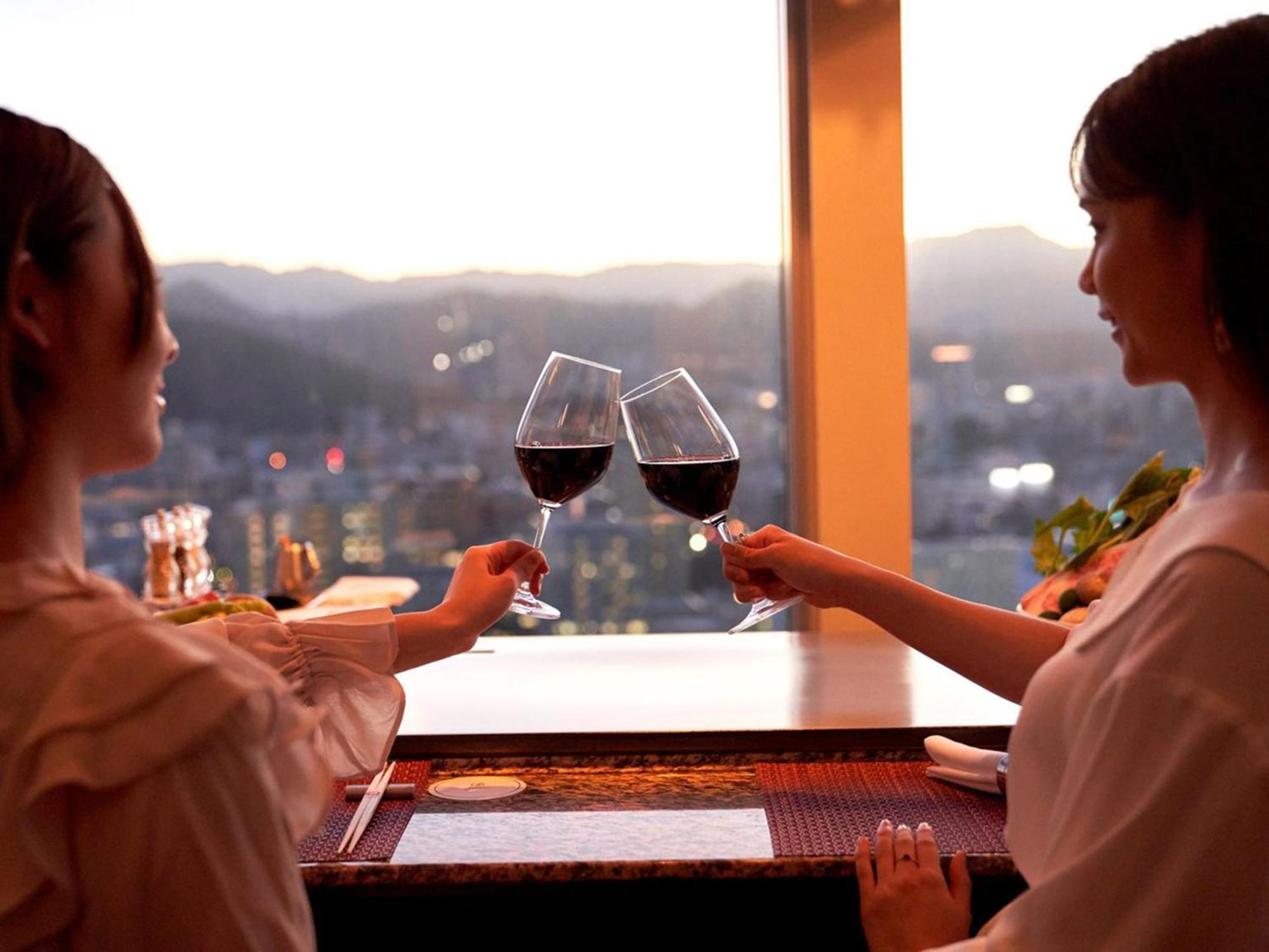 札幌王子酒店 外观 照片 A toast with wine