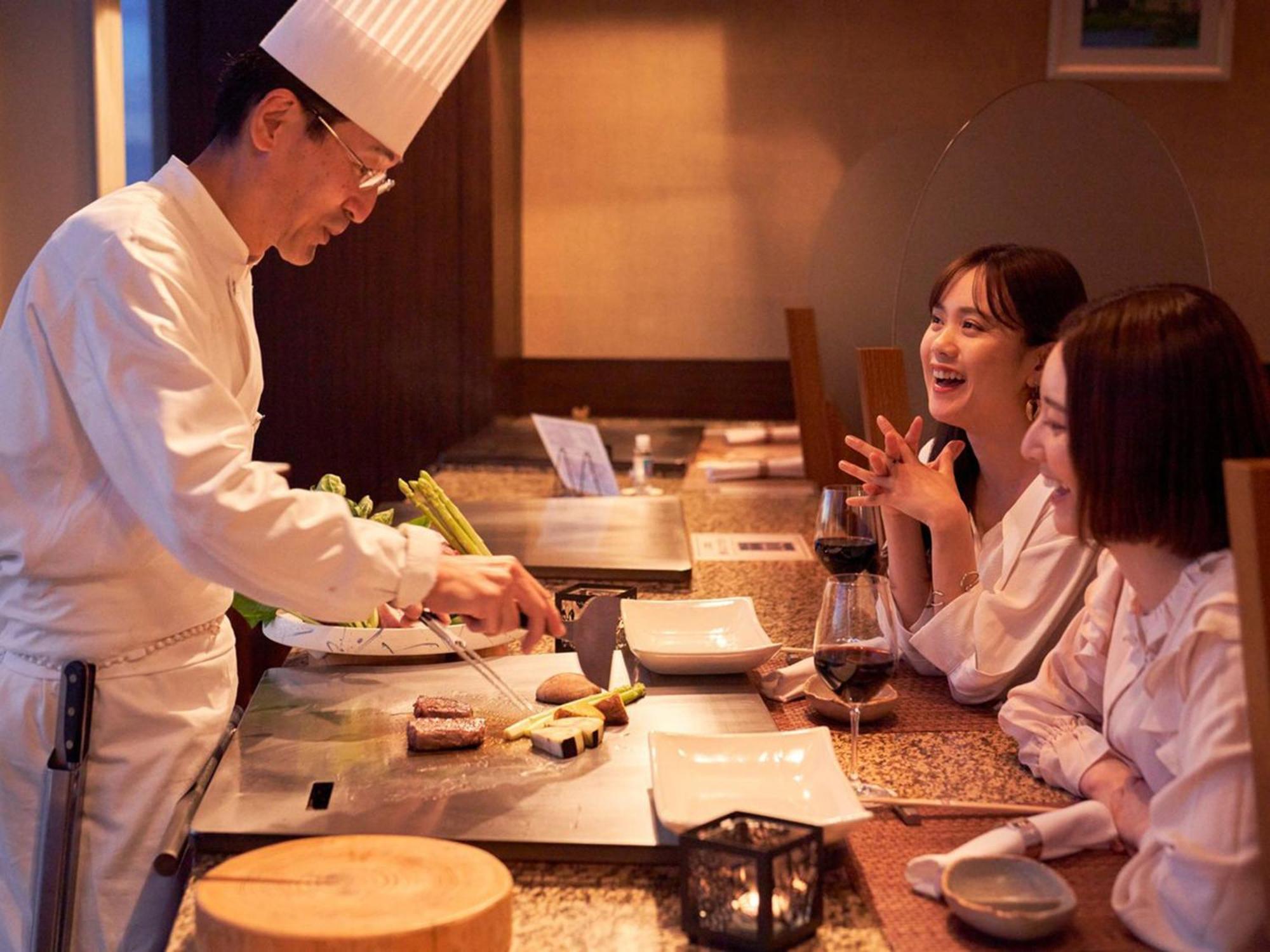 札幌王子酒店 外观 照片 A Japanese chef preparing sushi