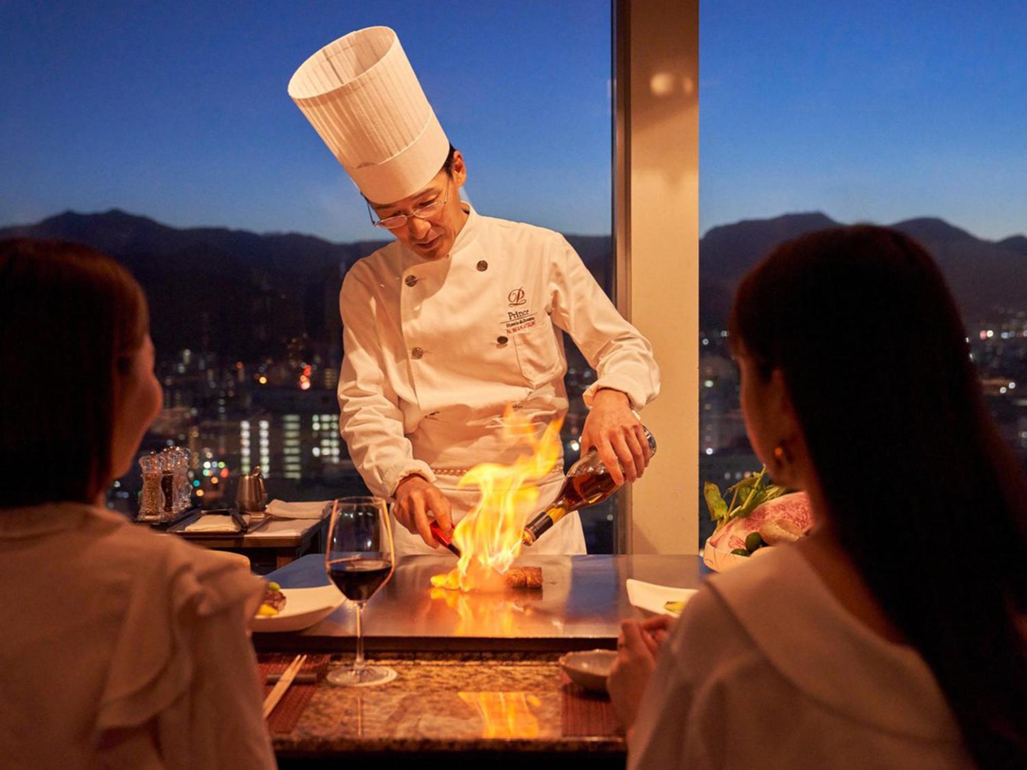 札幌王子酒店 外观 照片 A chef cooking at the restaurant