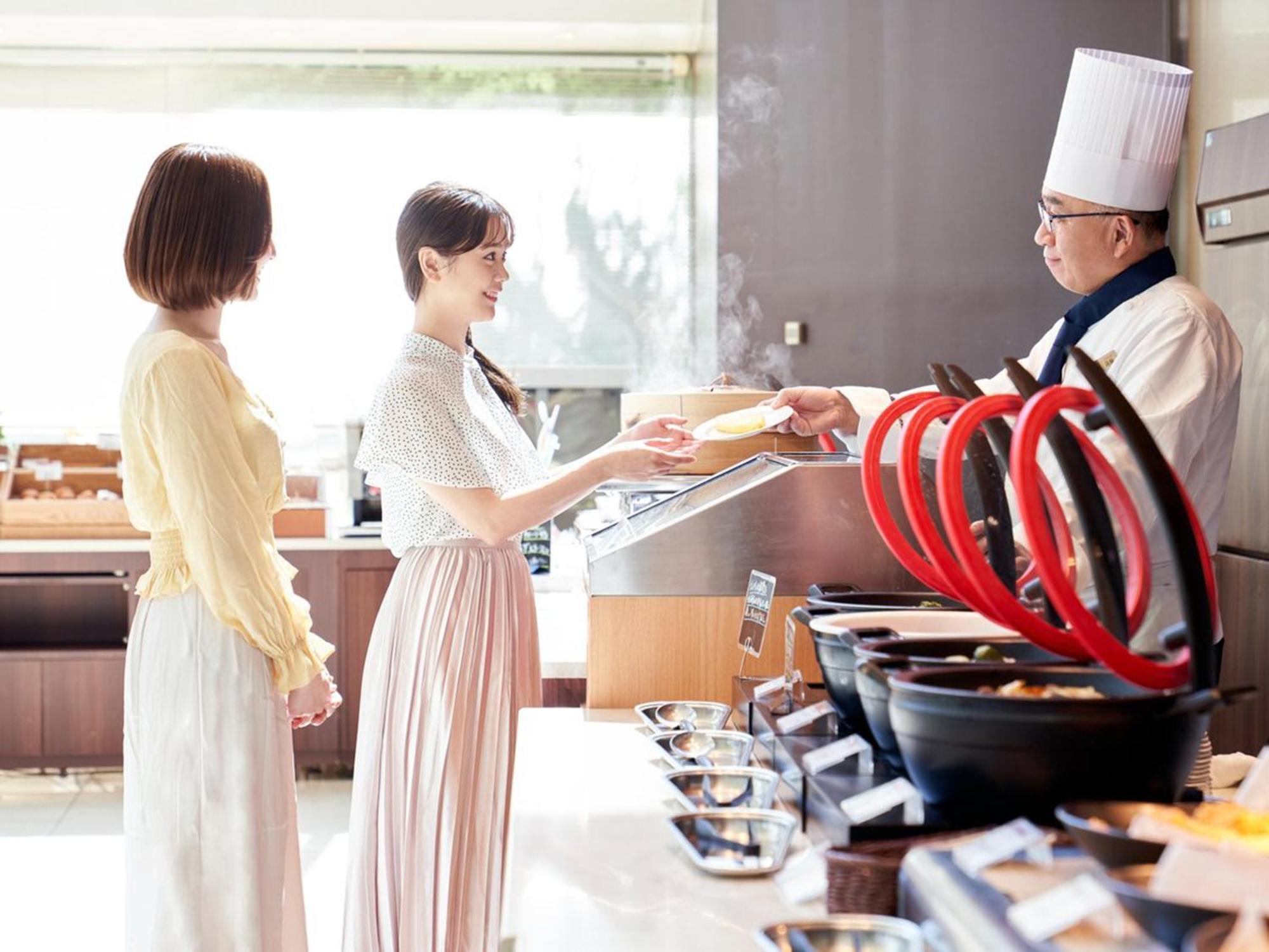 札幌王子酒店 外观 照片 A chef serving food to guests