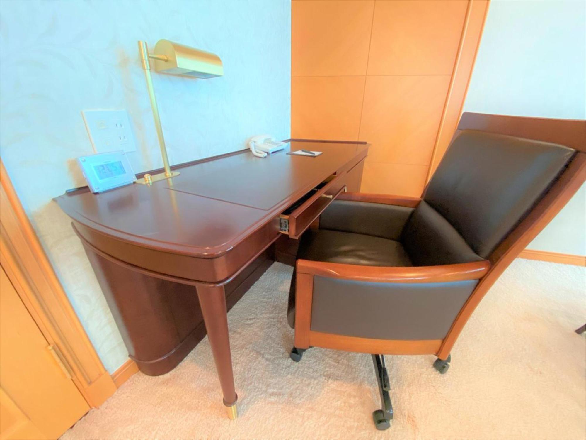 札幌王子酒店 外观 照片 A desk and chair in a hotel room